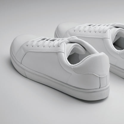Leichte Sneaker aus PU mit Gummisohle und Schnürsenkeln aus Polyester. Größe: 42.