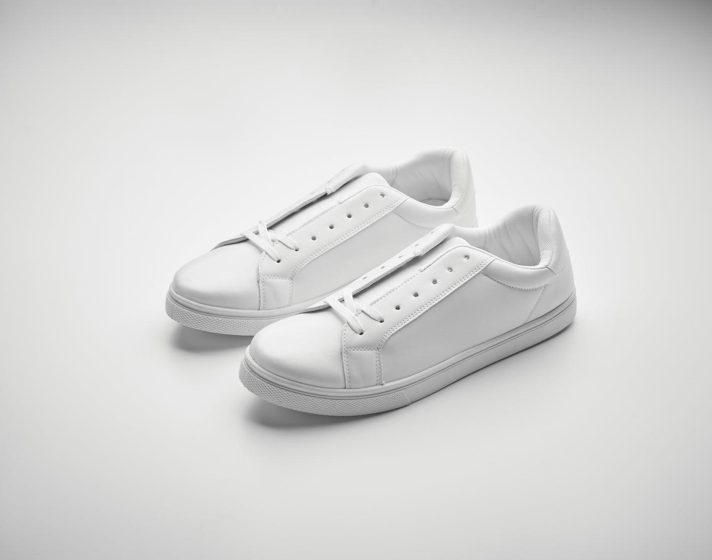 Leichte Sneaker aus PU mit Gummisohle und Schnürsenkeln aus Polyester. Größe: 44.