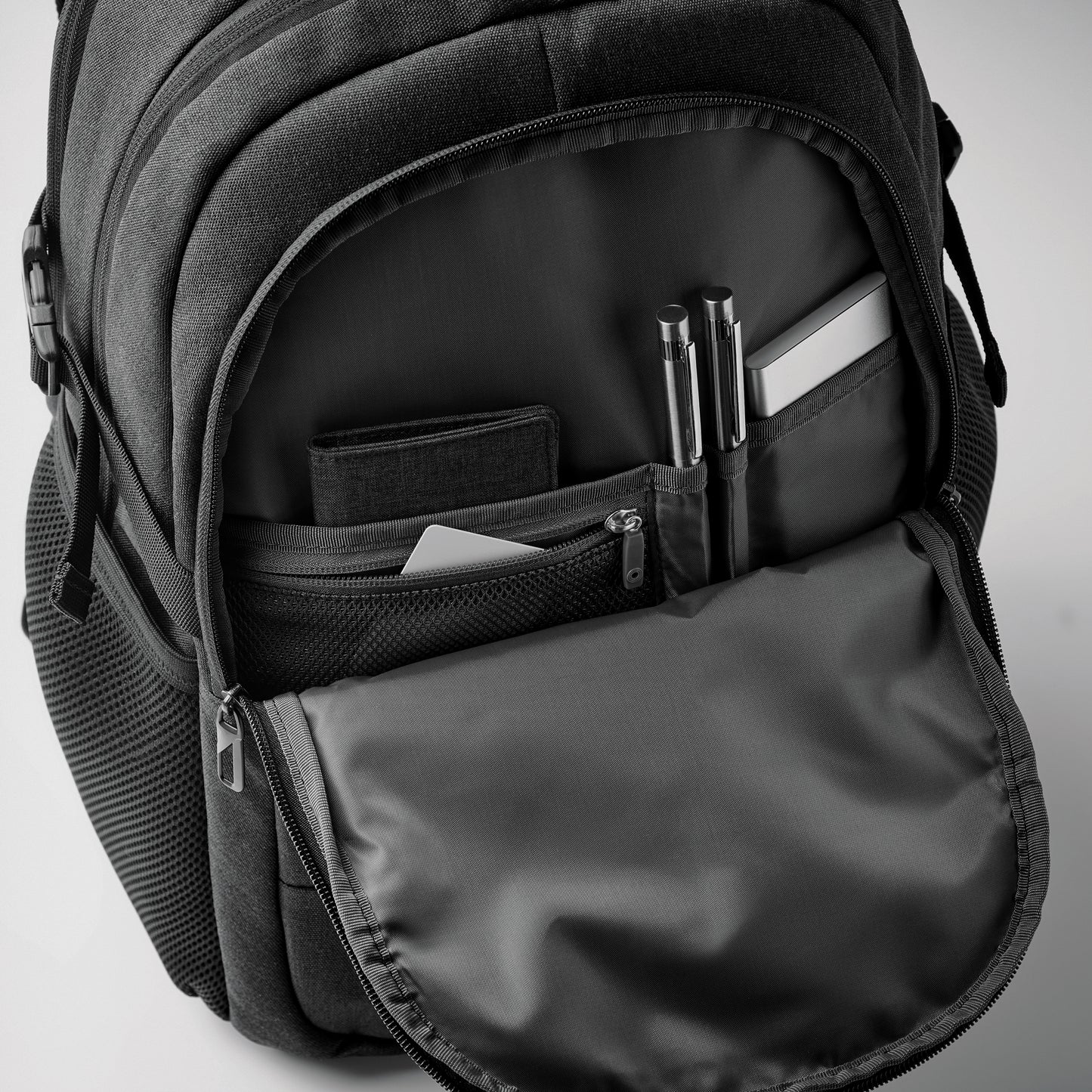 15'' Laptop-Rucksack aus 600D RPET Polyester. 3 Außenfächer mit Reißverschluss vollständig gepolstert