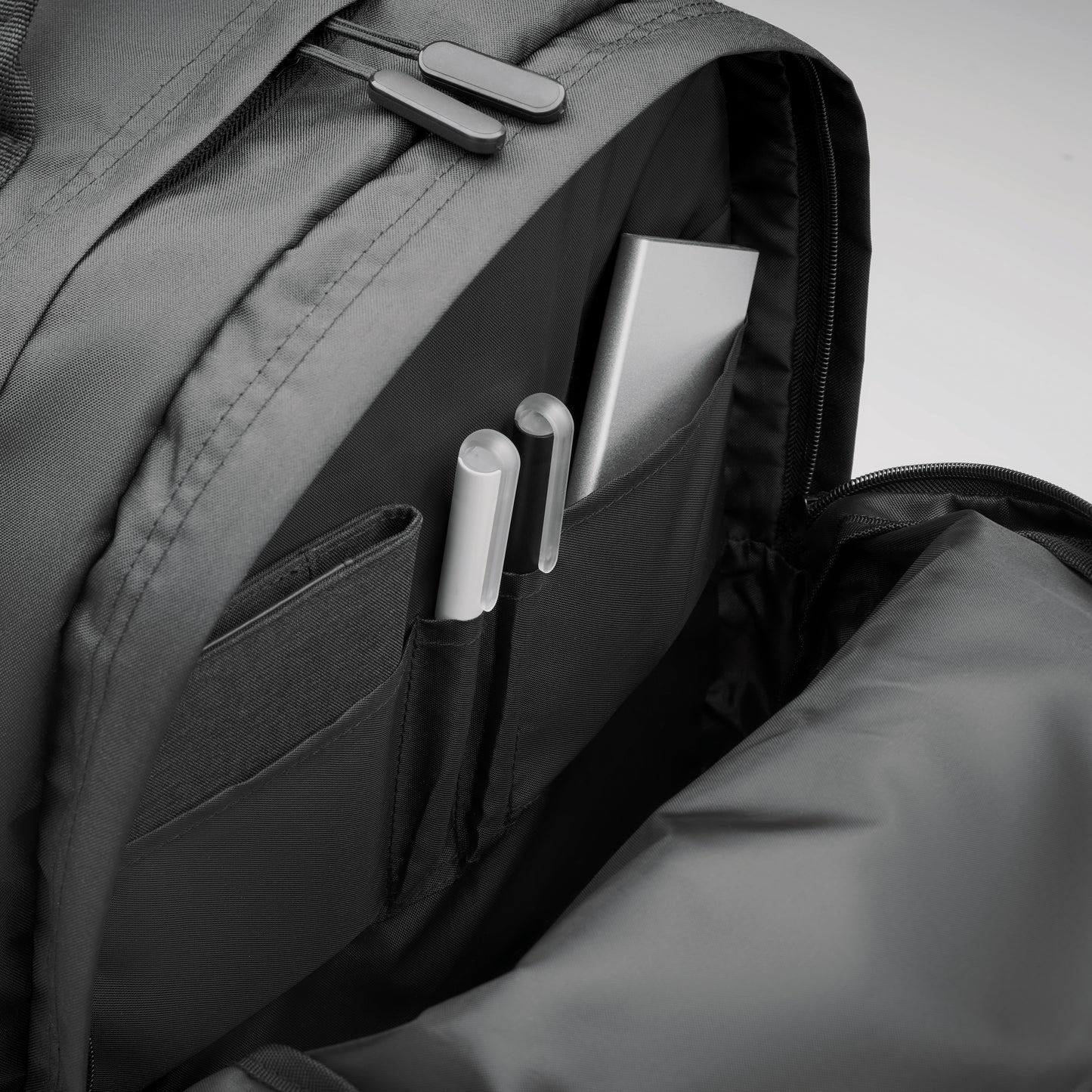 15'' Laptop-Rucksack aus 300D RPET-Polyester. Mit 2 großen Reißverschlussfächern Taschen mit 2fach