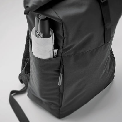 15'' Laptop-Rucksack mit Rollverschluss aus 300D RPET Polyester. Große Fronttasche mit Reißverschluss.