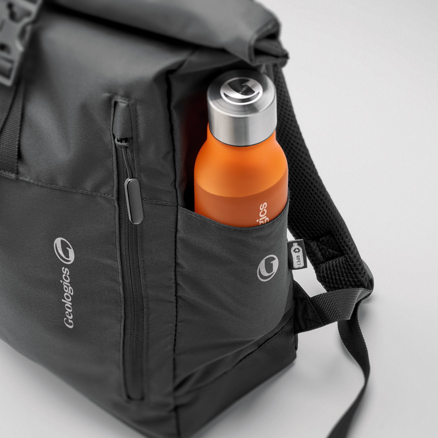15'' Laptop-Rucksack mit Rollverschluss aus 300D RPET Polyester. Große Fronttasche mit Reißverschluss.