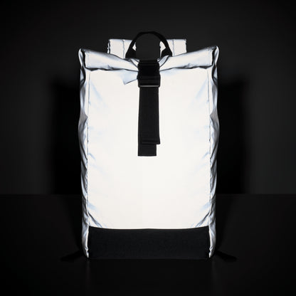Rucksack mit Rollverschluss aus reflektierendem 190T-Polyester. Laptopfach Innenfach mit Klettverschluss seitliche Reißverschlusstasche.