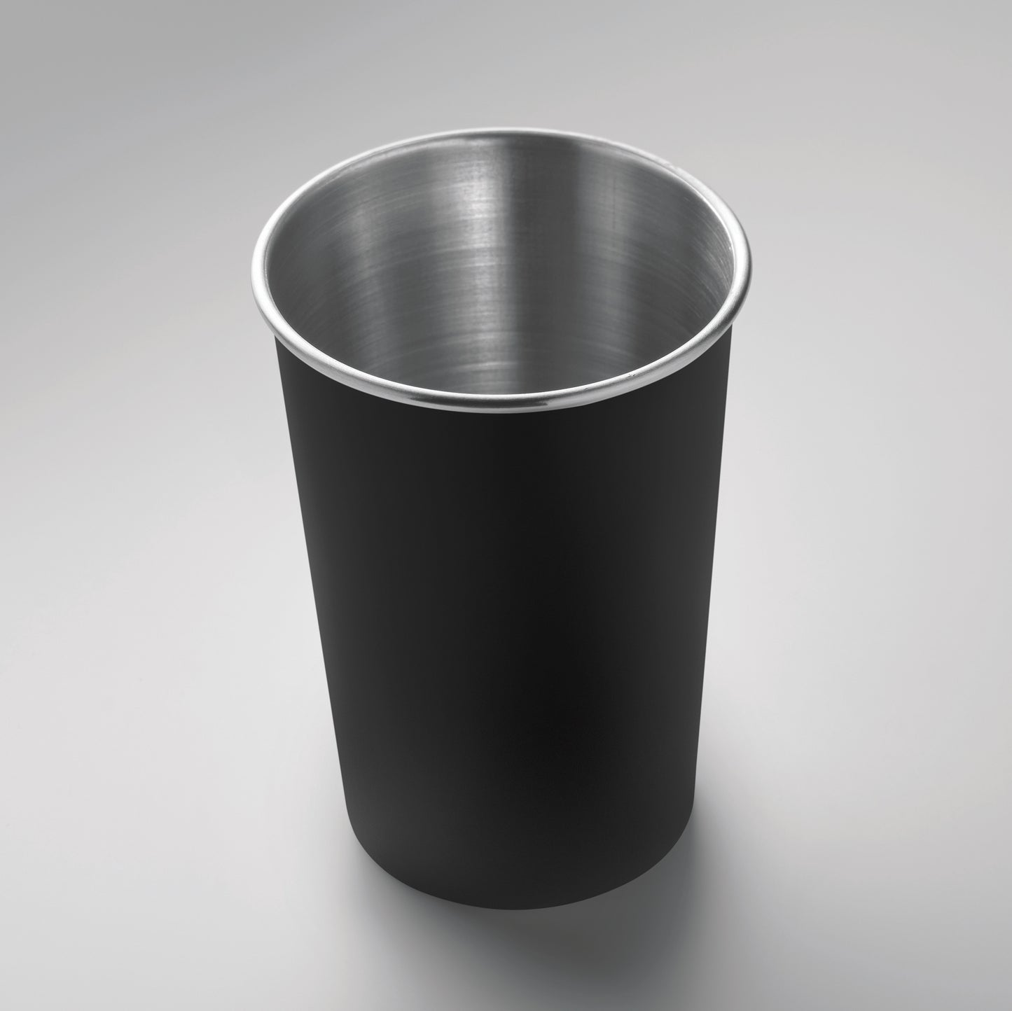Wiederverwendbarer Becher aus recyceltem Edelstahl (90 % recycelter Edelstahl und 10 %