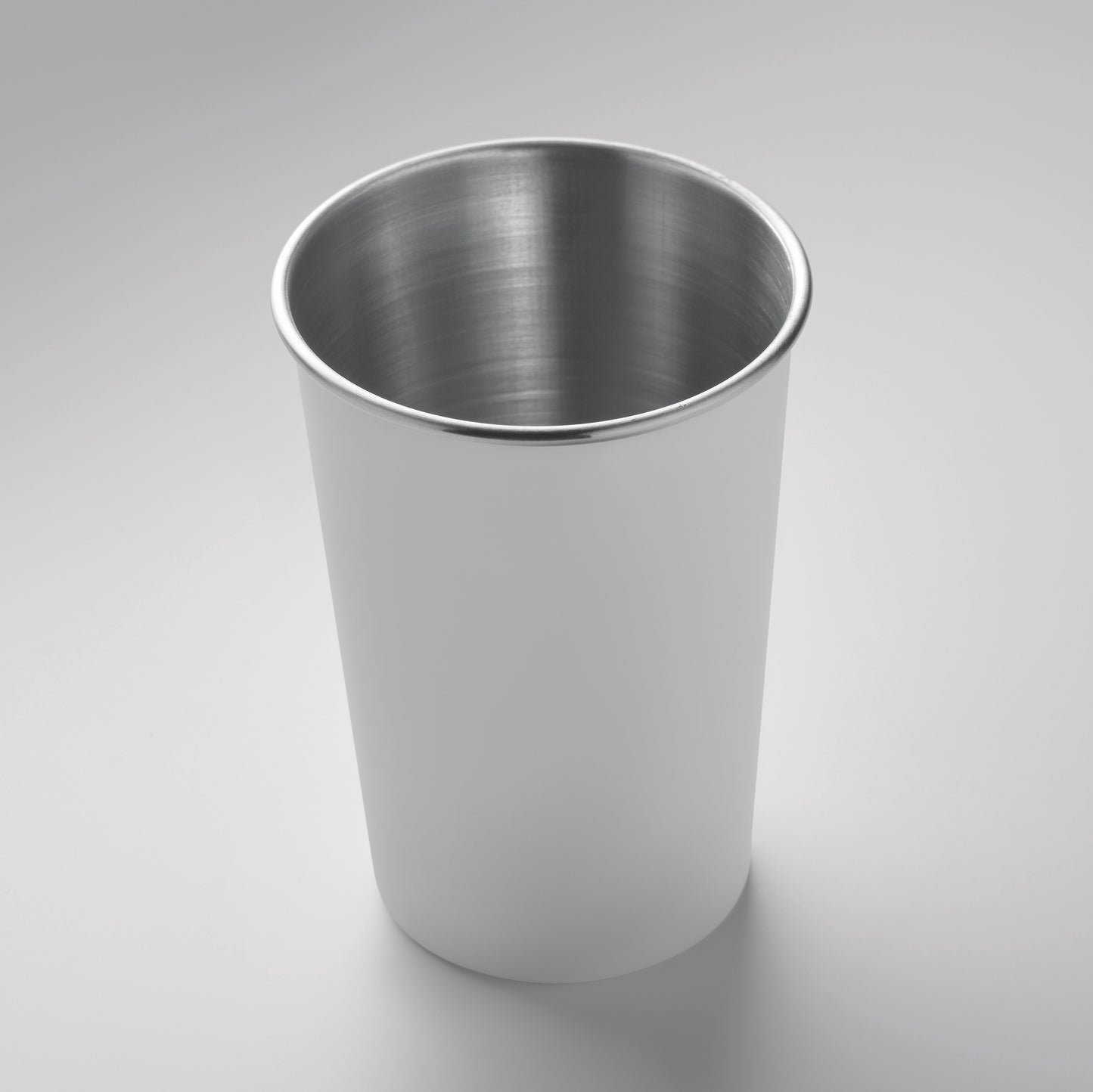 Wiederverwendbarer Becher aus recyceltem Edelstahl (90 % recycelter Edelstahl und 10 %