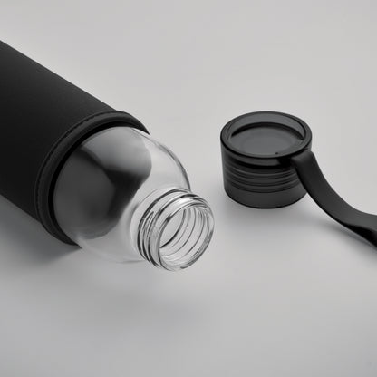 Trinkflasche aus recyceltem Glas mit Neopren-Schutzhülle und PP-Deckel mit Silikon-Schlaufe. Auslaufsicher. Füllmenge: