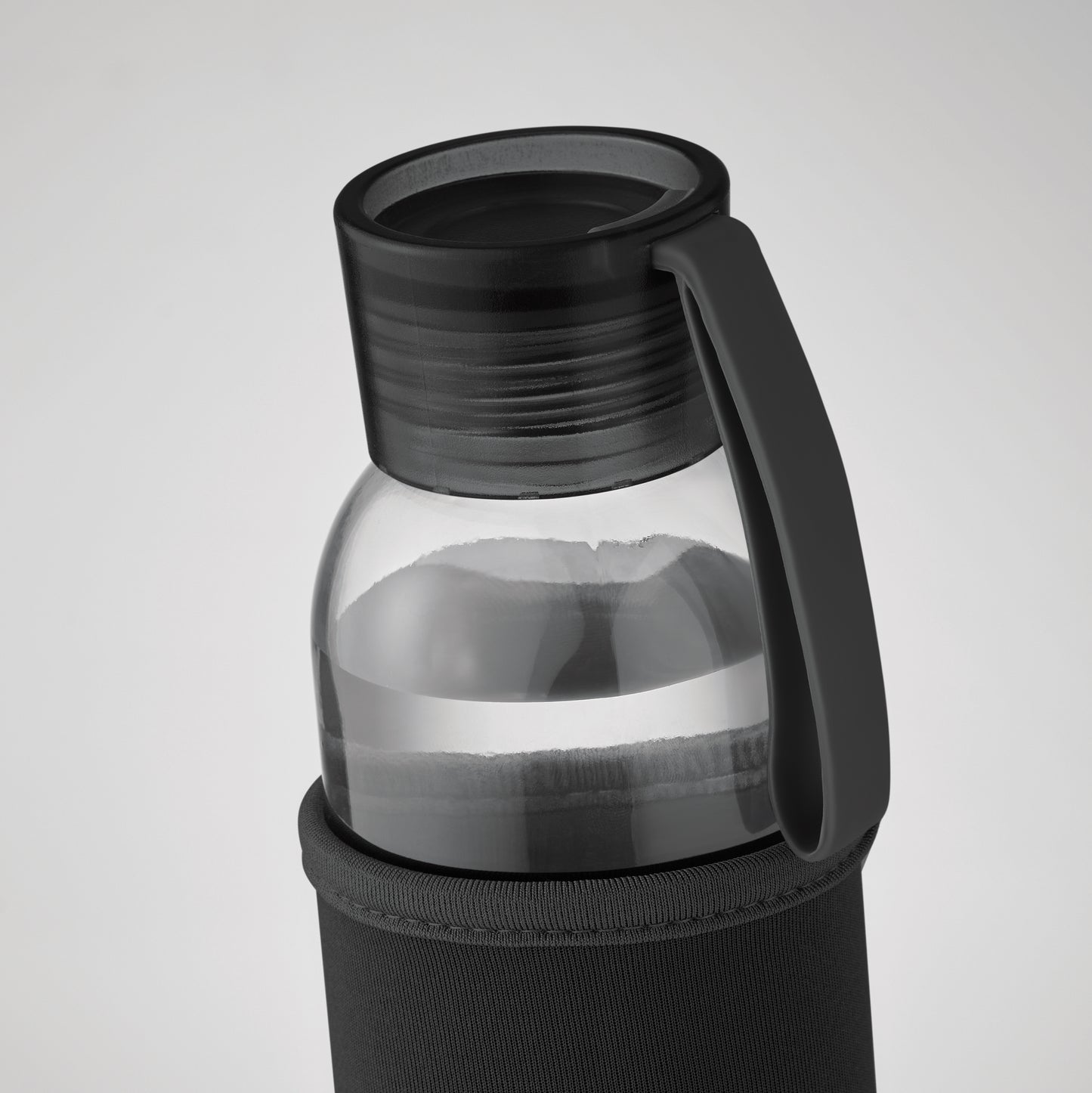 Trinkflasche aus recyceltem Glas mit Neopren-Schutzhülle und PP-Deckel mit Silikon-Schlaufe. Auslaufsicher. Füllmenge: