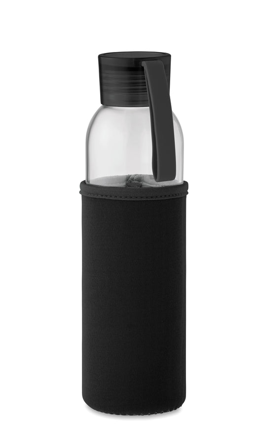 Trinkflasche aus recyceltem Glas mit Neopren-Schutzhülle und PP-Deckel mit Silikon-Schlaufe. Auslaufsicher. Füllmenge: