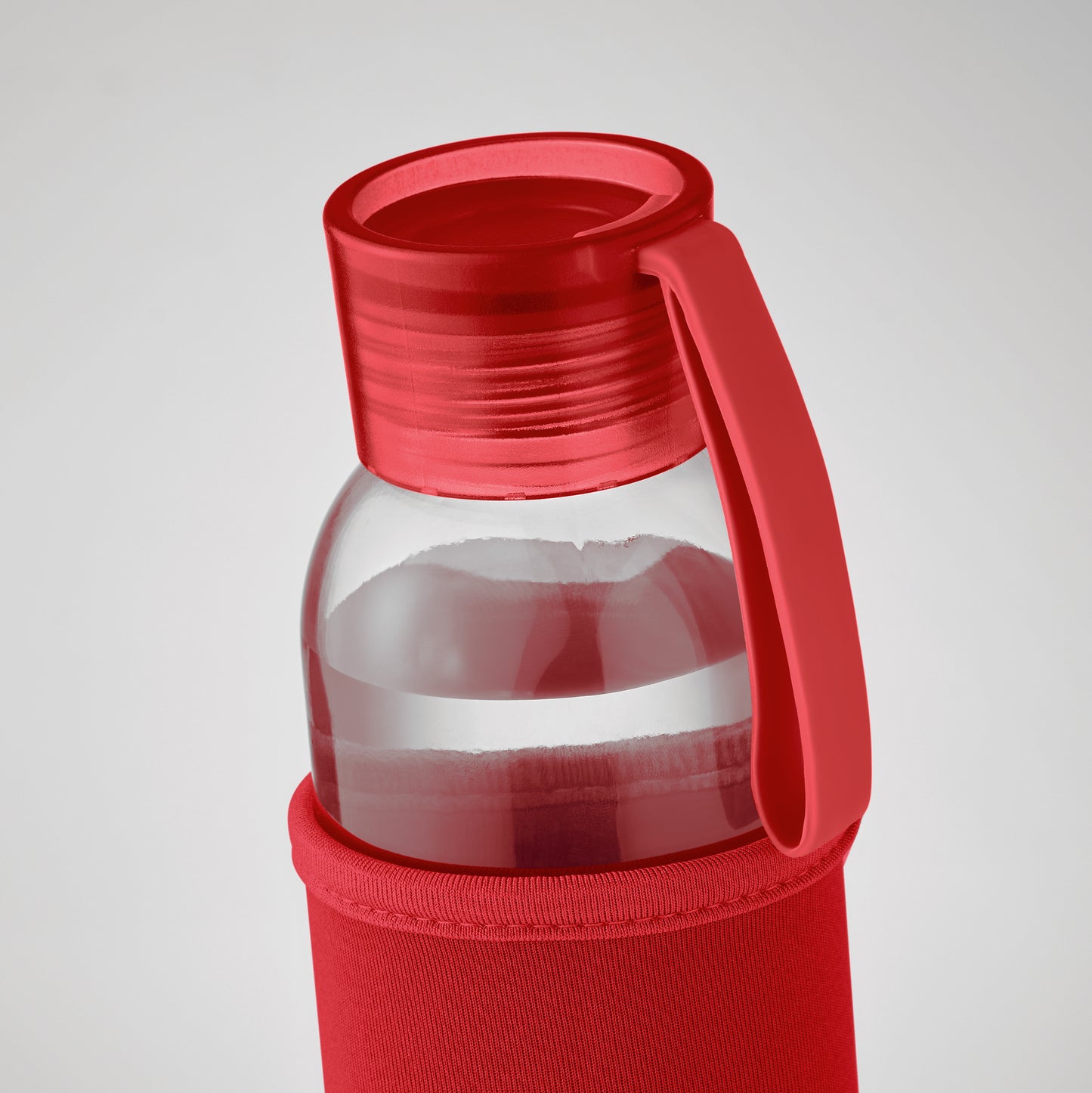 Trinkflasche aus recyceltem Glas mit Neopren-Schutzhülle und PP-Deckel mit Silikon-Schlaufe. Auslaufsicher. Füllmenge: