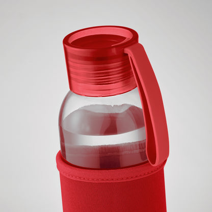 Trinkflasche aus recyceltem Glas mit Neopren-Schutzhülle und PP-Deckel mit Silikon-Schlaufe. Auslaufsicher. Füllmenge: