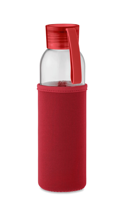 Trinkflasche aus recyceltem Glas mit Neopren-Schutzhülle und PP-Deckel mit Silikon-Schlaufe. Auslaufsicher. Füllmenge:
