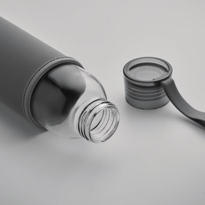 Trinkflasche aus recyceltem Glas mit Neopren-Schutzhülle und PP-Deckel mit Silikon-Schlaufe. Auslaufsicher. Füllmenge: