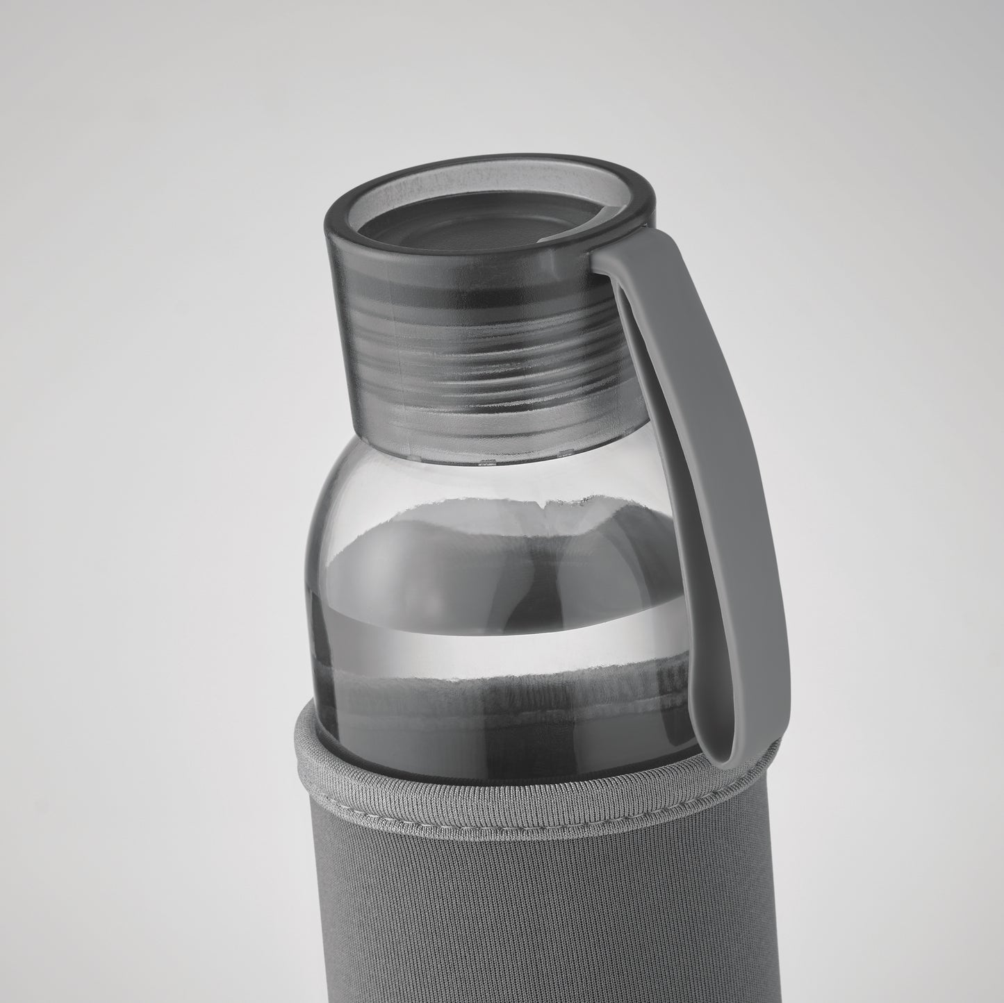 Trinkflasche aus recyceltem Glas mit Neopren-Schutzhülle und PP-Deckel mit Silikon-Schlaufe. Auslaufsicher. Füllmenge: