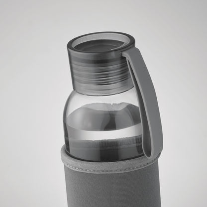 Trinkflasche aus recyceltem Glas mit Neopren-Schutzhülle und PP-Deckel mit Silikon-Schlaufe. Auslaufsicher. Füllmenge: