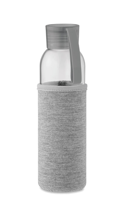 Trinkflasche aus recyceltem Glas mit Neopren-Schutzhülle und PP-Deckel mit Silikon-Schlaufe. Auslaufsicher. Füllmenge: