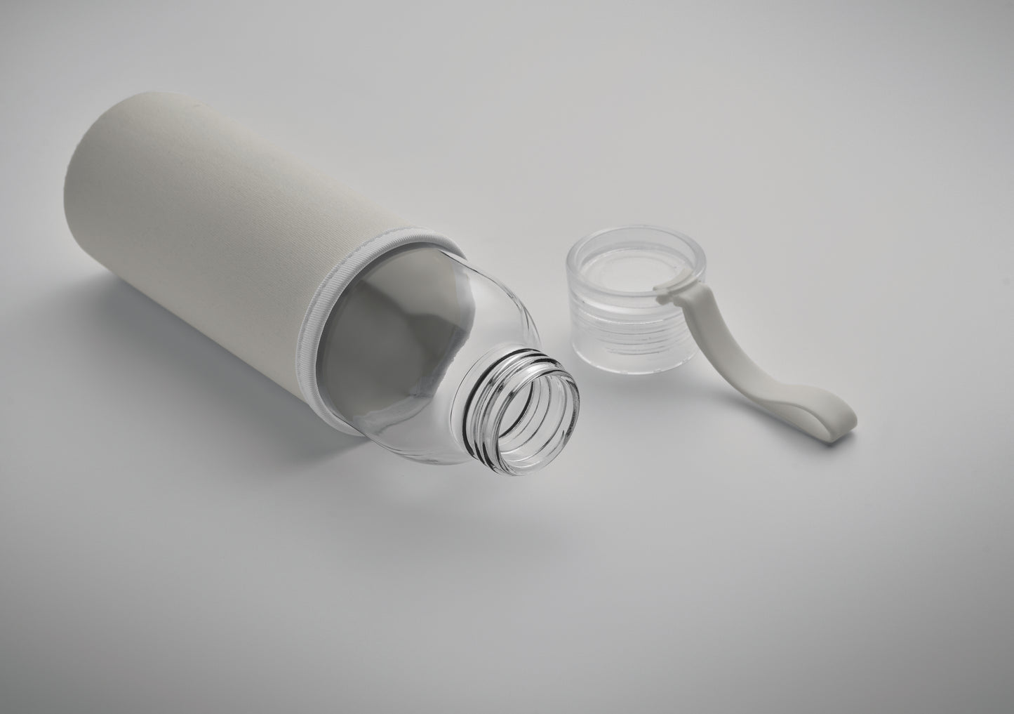 Trinkflasche aus recyceltem Glas mit Neopren-Schutzhülle und PP-Deckel mit Silikon-Schlaufe. Auslaufsicher. Füllmenge: