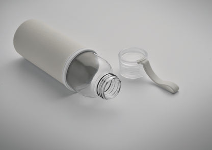 Trinkflasche aus recyceltem Glas mit Neopren-Schutzhülle und PP-Deckel mit Silikon-Schlaufe. Auslaufsicher. Füllmenge:
