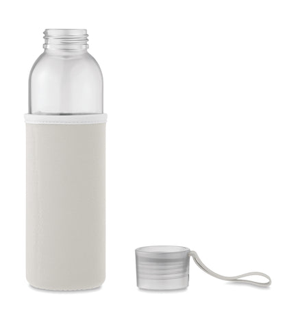 Trinkflasche aus recyceltem Glas mit Neopren-Schutzhülle und PP-Deckel mit Silikon-Schlaufe. Auslaufsicher. Füllmenge: