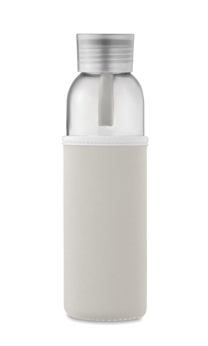 Trinkflasche aus recyceltem Glas mit Neopren-Schutzhülle und PP-Deckel mit Silikon-Schlaufe. Auslaufsicher. Füllmenge: