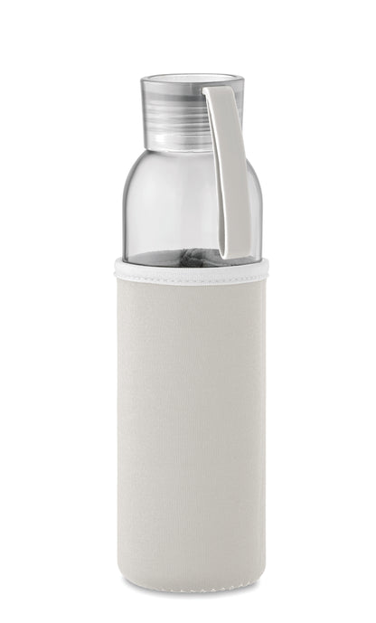 Trinkflasche aus recyceltem Glas mit Neopren-Schutzhülle und PP-Deckel mit Silikon-Schlaufe. Auslaufsicher. Füllmenge: