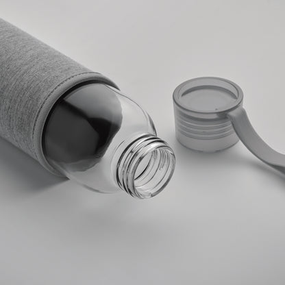 Trinkflasche aus recyceltem Glas mit Neopren-Schutzhülle und PP-Deckel mit Silikon-Schlaufe. Auslaufsicher. Füllmenge: