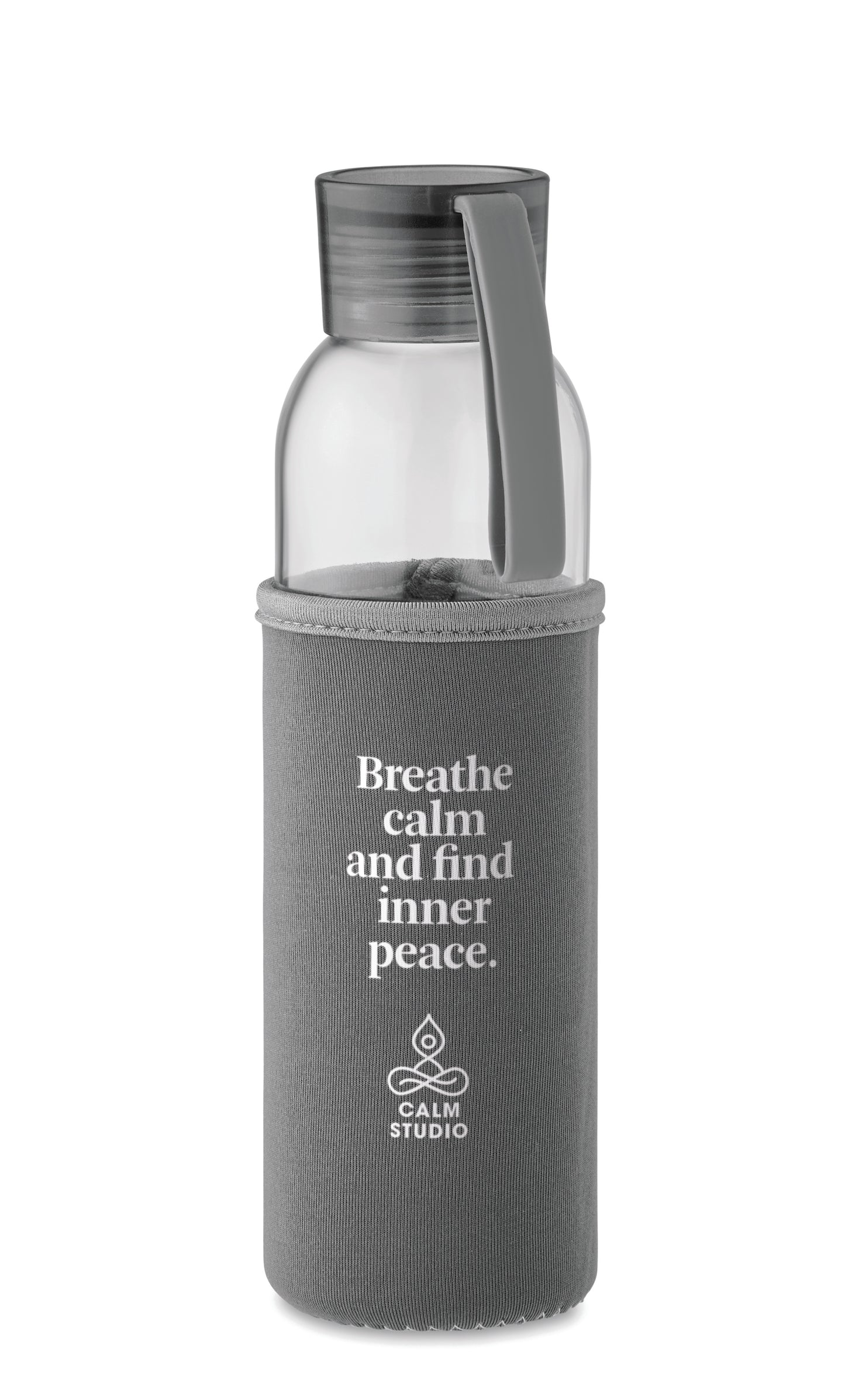 Trinkflasche aus recyceltem Glas mit Neopren-Schutzhülle und PP-Deckel mit Silikon-Schlaufe. Auslaufsicher. Füllmenge: