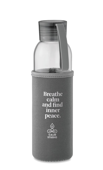 Trinkflasche aus recyceltem Glas mit Neopren-Schutzhülle und PP-Deckel mit Silikon-Schlaufe. Auslaufsicher. Füllmenge: