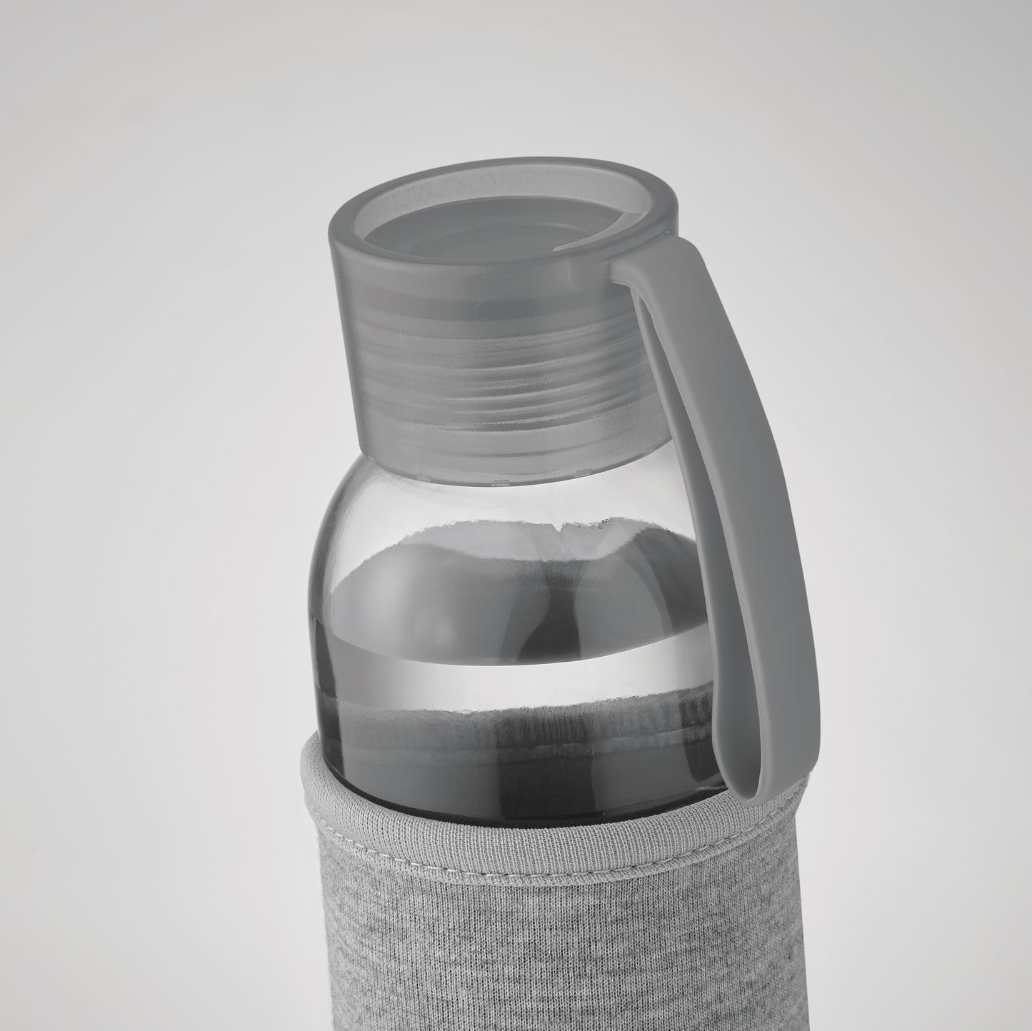Trinkflasche aus recyceltem Glas mit Neopren-Schutzhülle und PP-Deckel mit Silikon-Schlaufe. Auslaufsicher. Füllmenge: