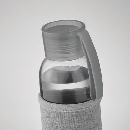 Trinkflasche aus recyceltem Glas mit Neopren-Schutzhülle und PP-Deckel mit Silikon-Schlaufe. Auslaufsicher. Füllmenge: