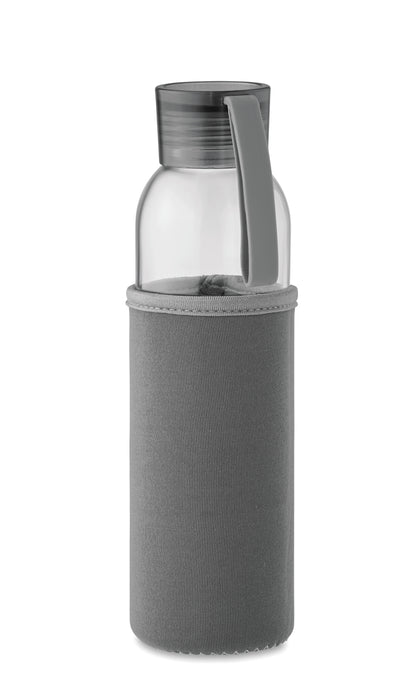 Trinkflasche aus recyceltem Glas mit Neopren-Schutzhülle und PP-Deckel mit Silikon-Schlaufe. Auslaufsicher. Füllmenge: