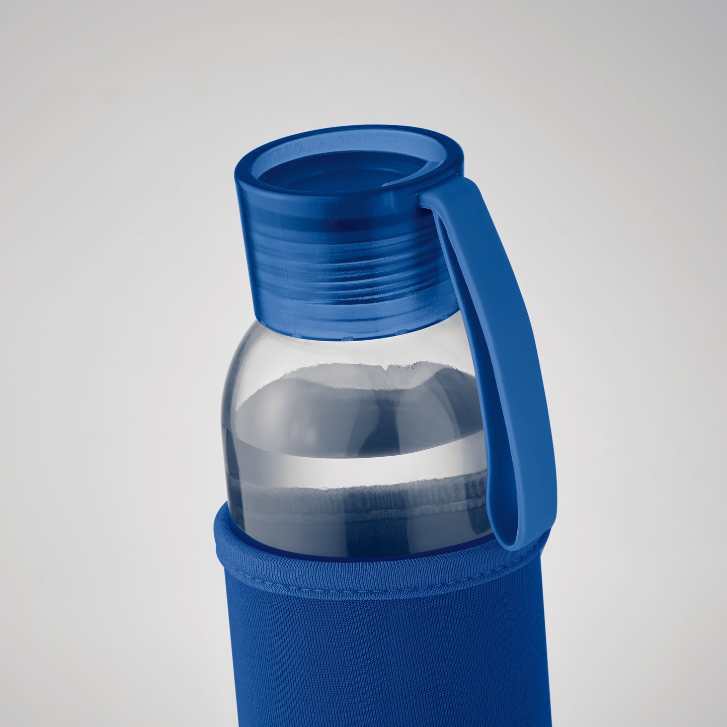 Trinkflasche aus recyceltem Glas mit Neopren-Schutzhülle und PP-Deckel mit Silikon-Schlaufe. Auslaufsicher. Füllmenge: