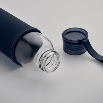 Trinkflasche aus recyceltem Glas mit Neopren-Schutzhülle und PP-Deckel mit Silikon-Schlaufe. Auslaufsicher. Füllmenge: