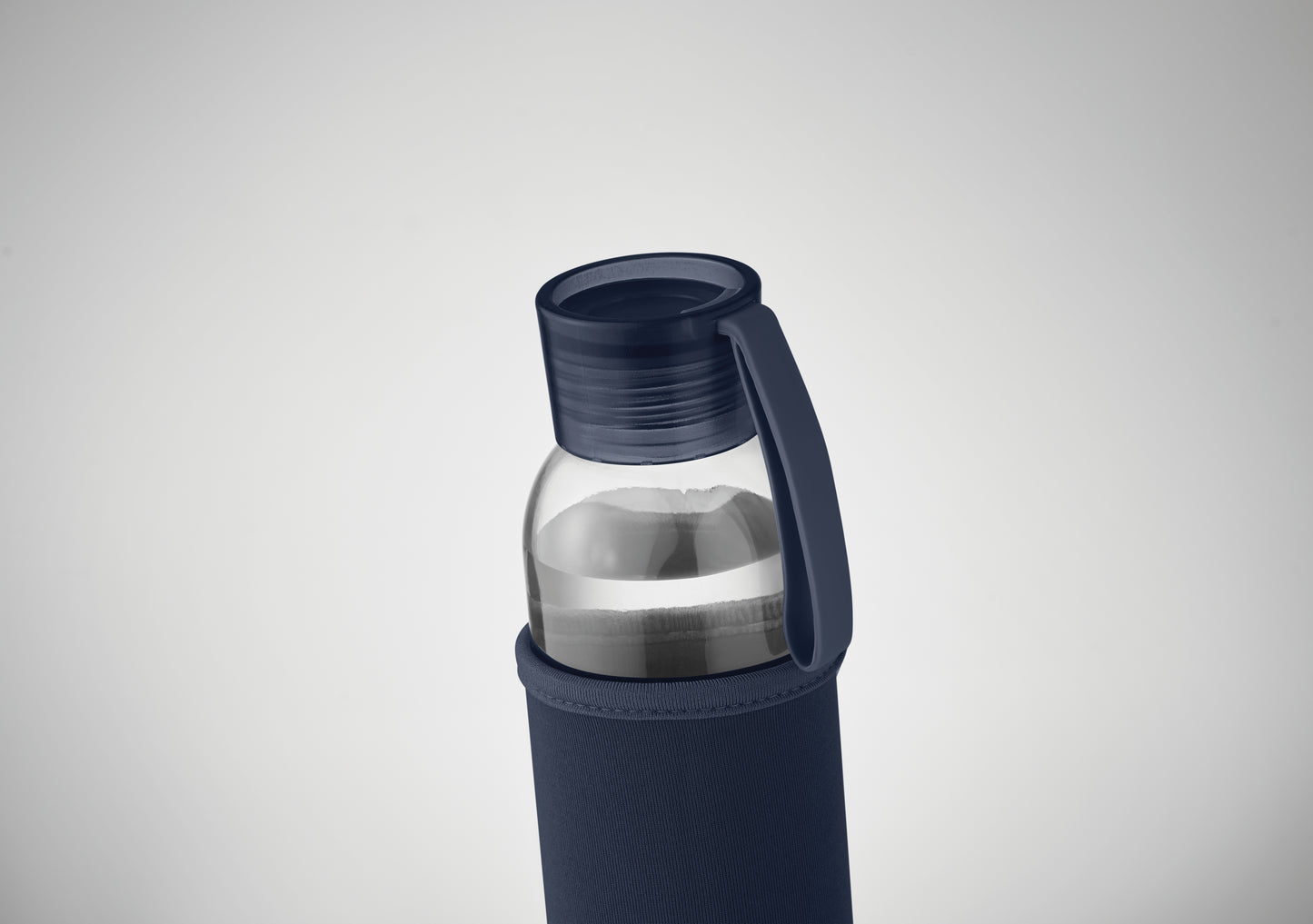 Trinkflasche aus recyceltem Glas mit Neopren-Schutzhülle und PP-Deckel mit Silikon-Schlaufe. Auslaufsicher. Füllmenge: