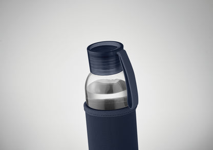 Trinkflasche aus recyceltem Glas mit Neopren-Schutzhülle und PP-Deckel mit Silikon-Schlaufe. Auslaufsicher. Füllmenge: