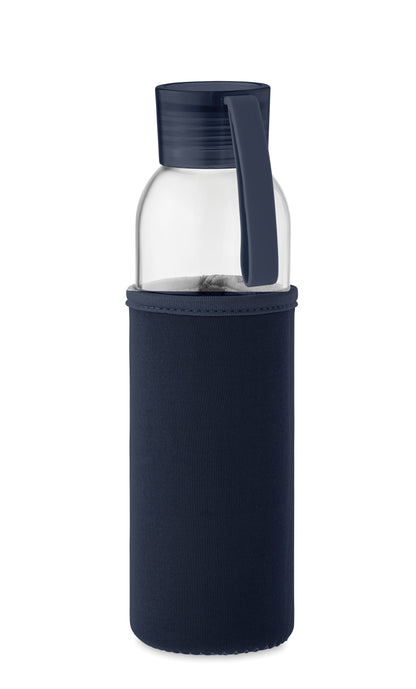 Trinkflasche aus recyceltem Glas mit Neopren-Schutzhülle und PP-Deckel mit Silikon-Schlaufe. Auslaufsicher. Füllmenge: