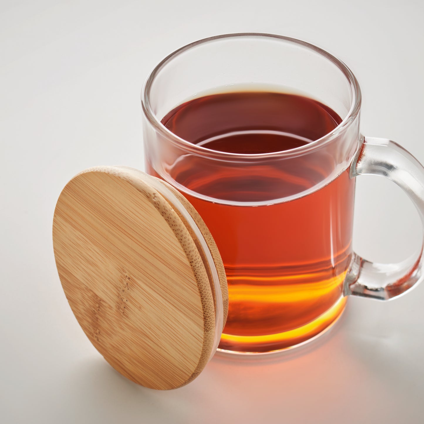 Kaffeebecher aus recyceltem Glas mit Deckel aus Bambus. Füllmenge: 300 ml. Bambus