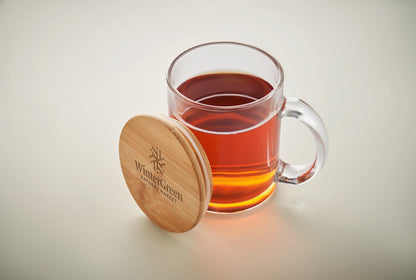 Kaffeebecher aus recyceltem Glas mit Deckel aus Bambus. Füllmenge: 300 ml. Bambus