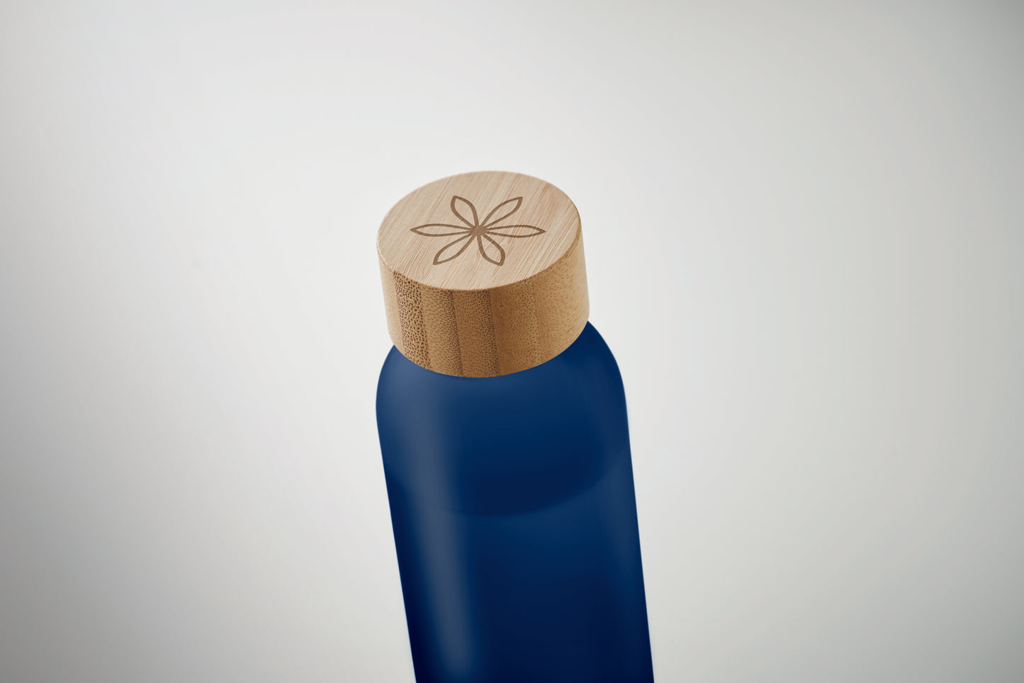 Glasflasche mit gefrosteter Oberfläche und Deckel aus Bambus. Auslaufsicher. Füllmenge: 500 ml.