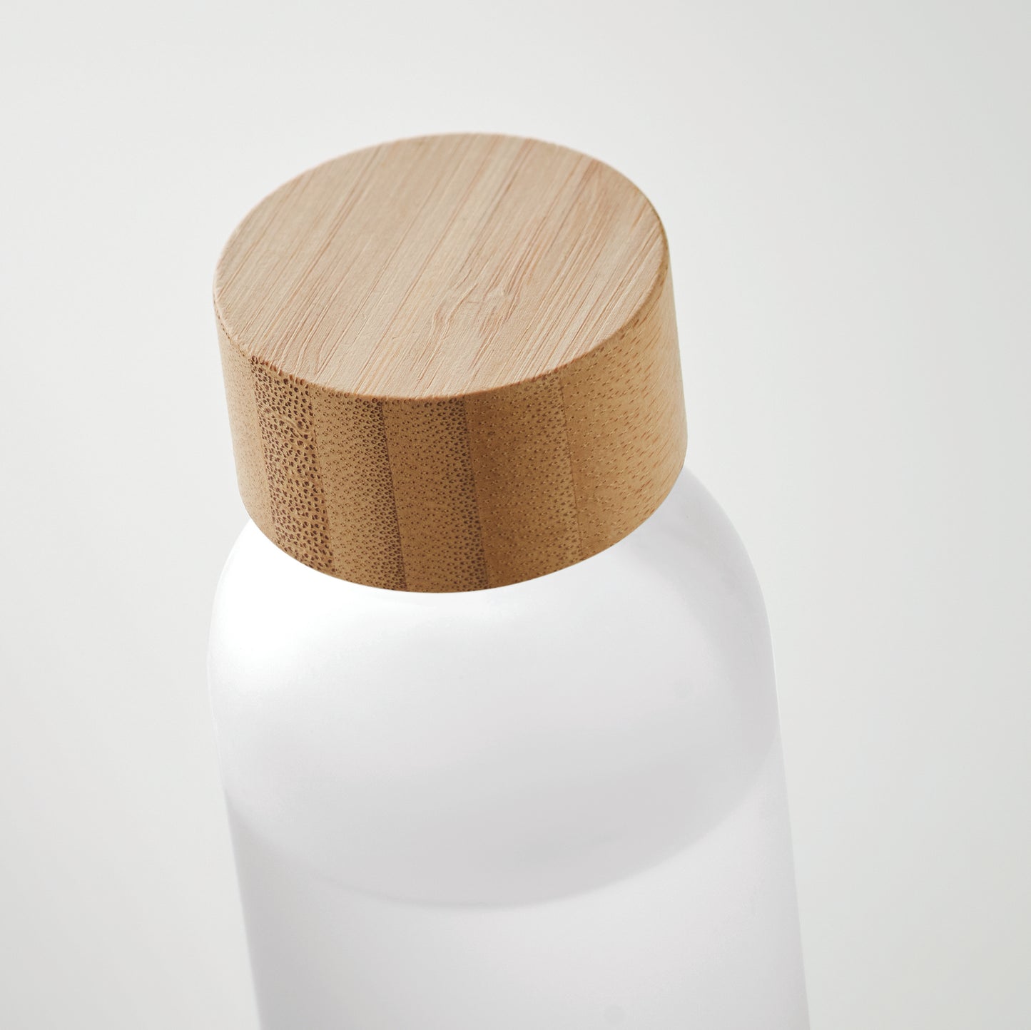 Glasflasche mit gefrosteter Oberfläche und Deckel aus Bambus. Auslaufsicher. Füllmenge: 500 ml.