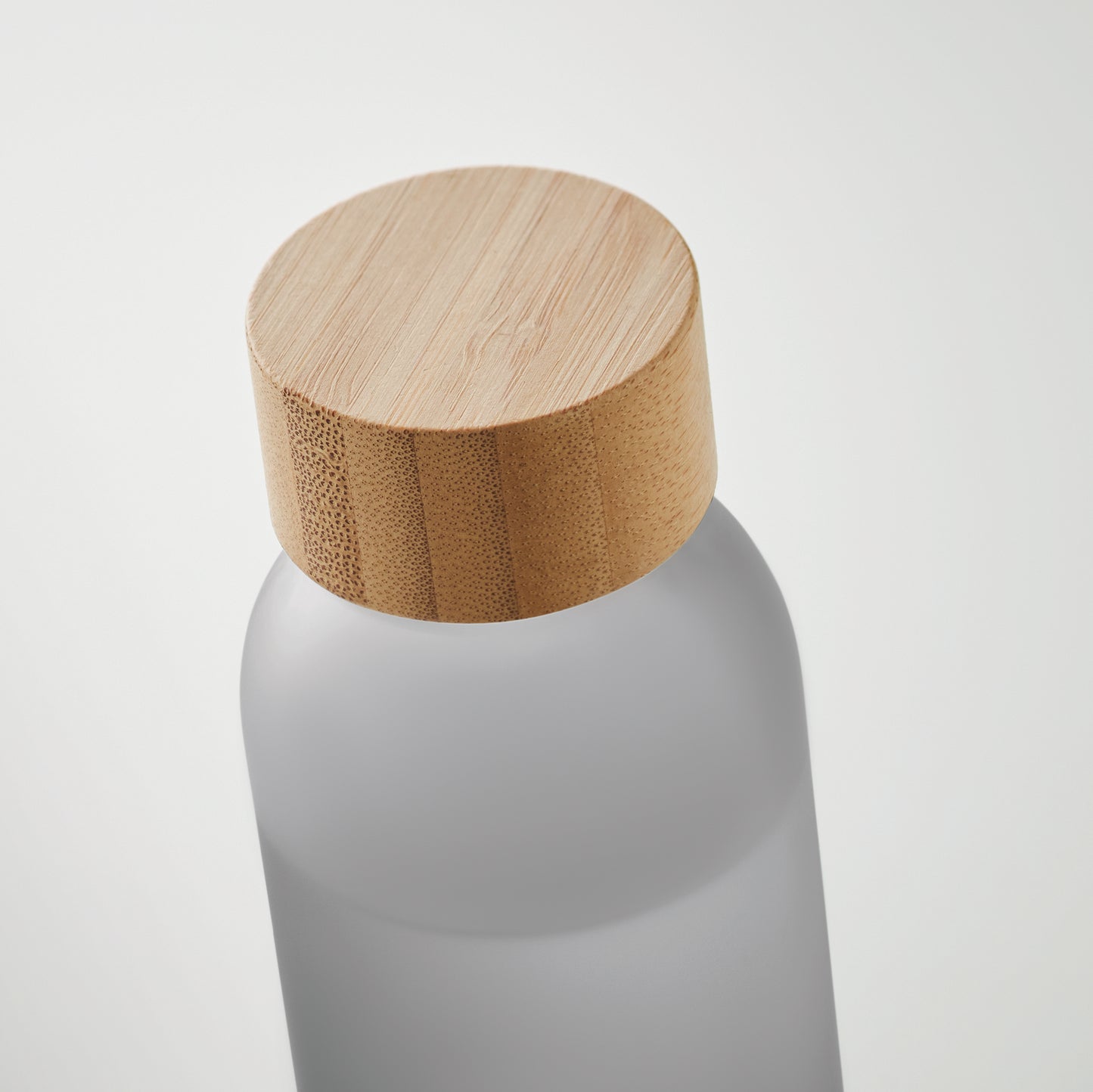 Glasflasche mit gefrosteter Oberfläche und Deckel aus Bambus. Auslaufsicher. Füllmenge: 500 ml.