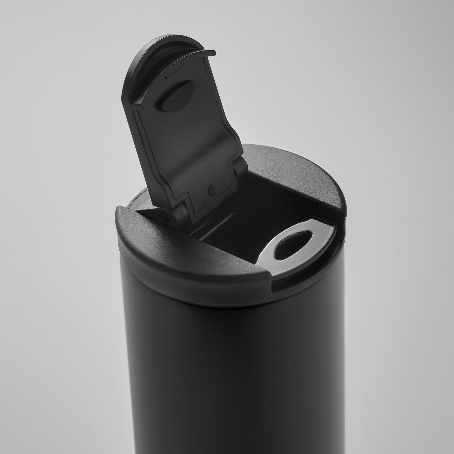 Doppelwandiger Isolierbecher aus Edelstahl. Füllmenge: 330 ml. Auslaufsicher.