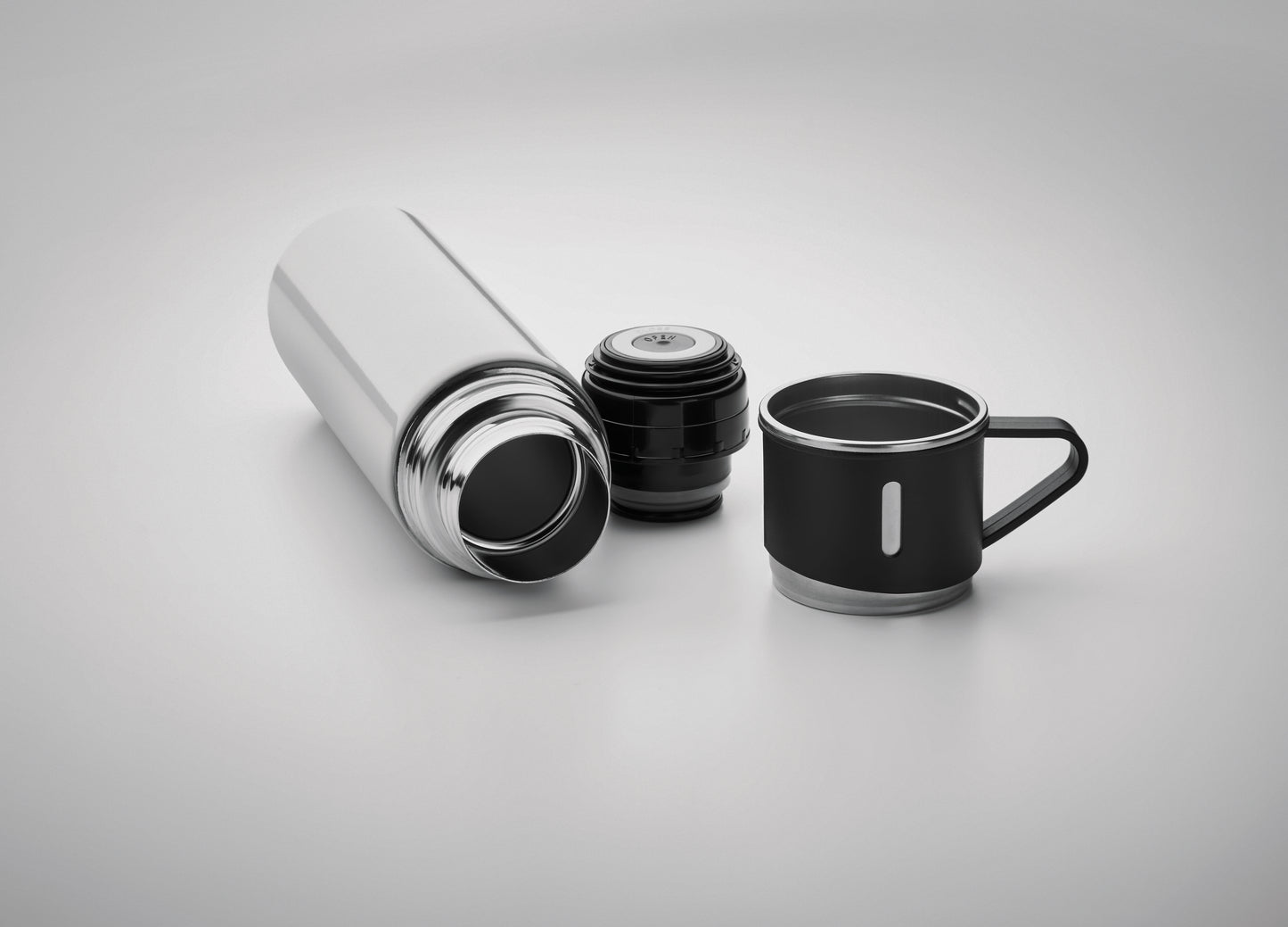Set bestehend aus doppelwandiger Isolierflasche sowie 1 passenden Becher. Der Becher kann