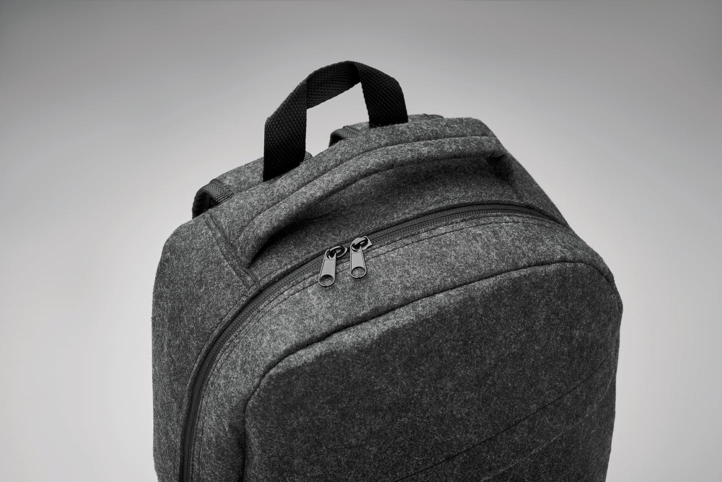 13'''' Laptop Rucksack aus RPET-Filz. Großes Hauptfach und Reißverschlussfach. Gepolsterte Rückseite und