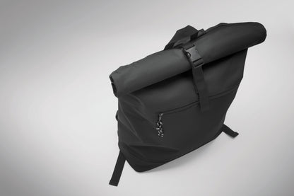 15'''' Rolltop-Rucksack mit Laptopfach aus 600D-Polyester. Gepolsterter Rücken und verstärkter Boden. Fronttasche
