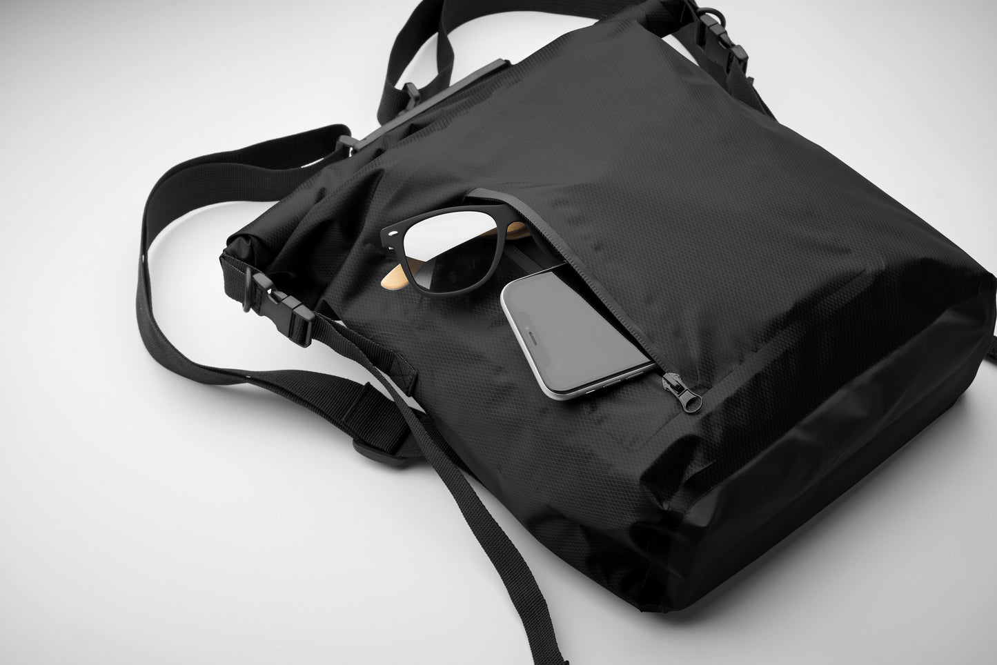 Wasserabweisender Rolltop-Rucksack aus RPET 210D Polyester. Volumen: 25 l.