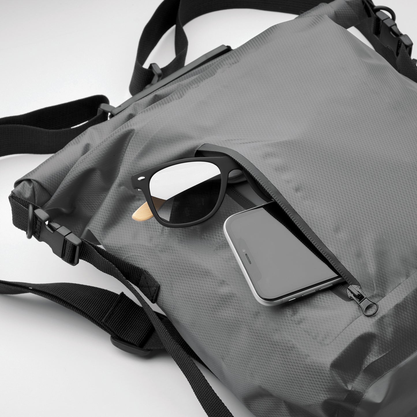 Wasserabweisender Rolltop-Rucksack aus RPET 210D Polyester. Volumen: 25 l.