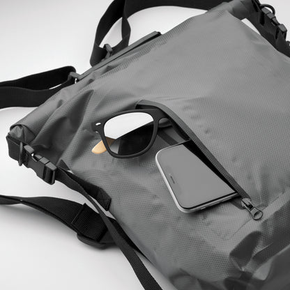 Wasserabweisender Rolltop-Rucksack aus RPET 210D Polyester. Volumen: 25 l.