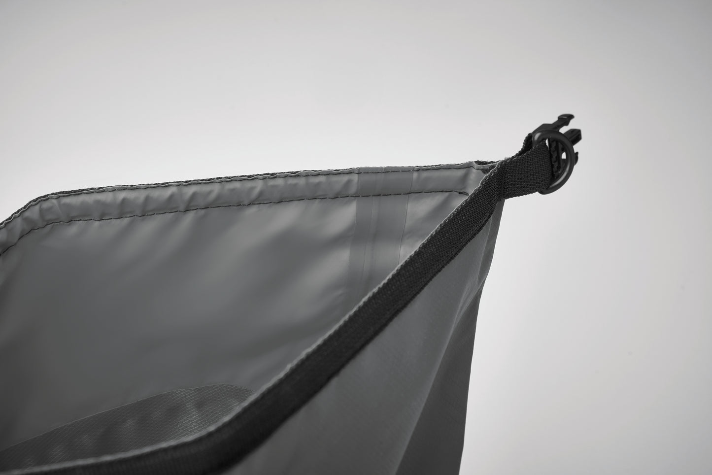 Wasserabweisender Rolltop-Rucksack aus RPET 210D Polyester. Volumen: 25 l.