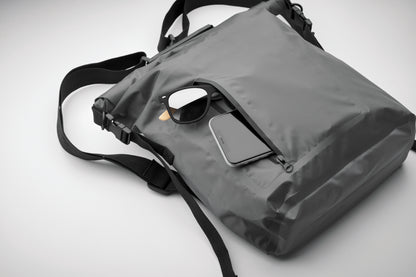 Wasserabweisender Rolltop-Rucksack aus RPET 210D Polyester. Volumen: 25 l.