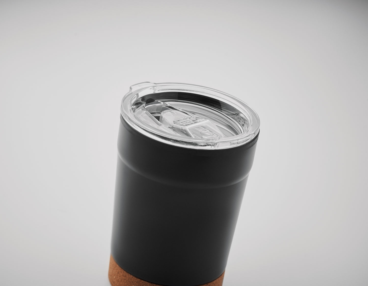 Doppelwandiger Becher aus Edelstahl mit PP-Innenseite. Der Boden ist mit Kork abgesetzt.
